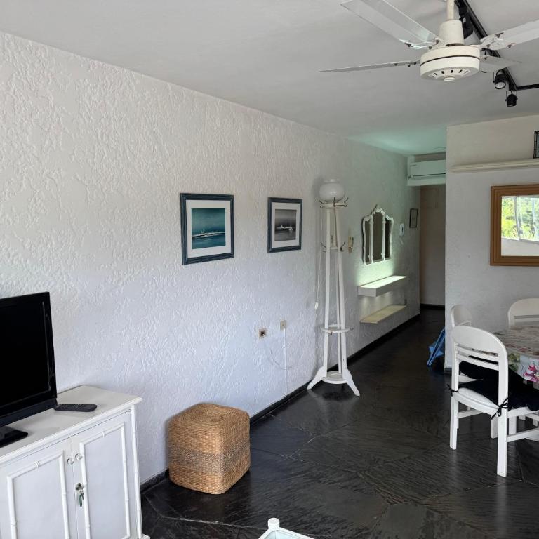 Hermoso Apartamento primera linea Rambla de Playa Mansa Punta del Este - Apartamento de 1 dormitorio con vistas al mar - 4