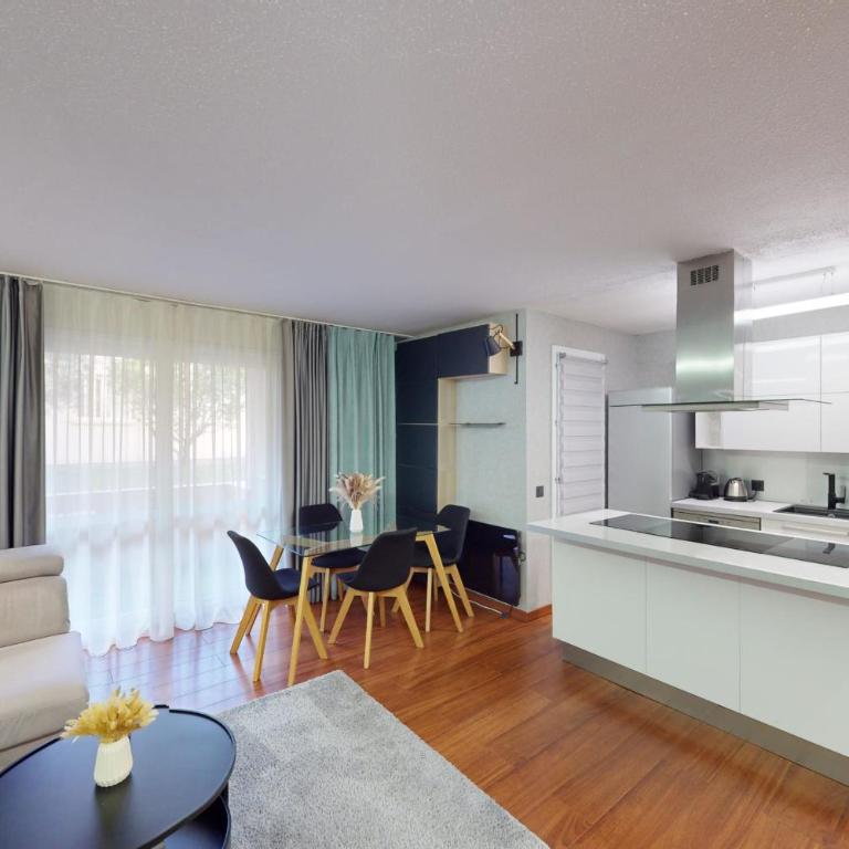 Cozy Apt with Balcony - 5 min to the Beach - Appartement - 4