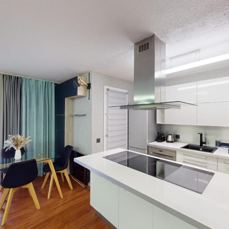 Cozy Apt with Balcony - 5 min to the Beach - Appartement - 5