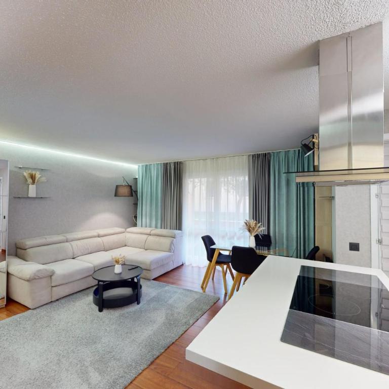 Cozy Apt with Balcony - 5 min to the Beach - Appartement - 7