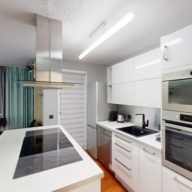 Cozy Apt with Balcony - 5 min to the Beach - Appartement - 8