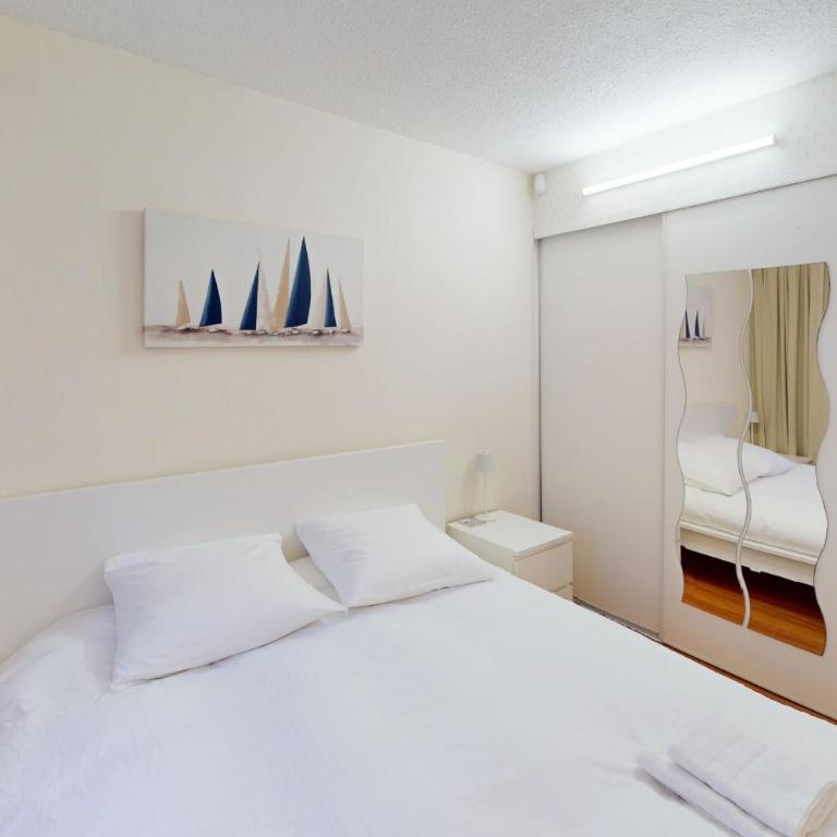 Cozy Apt with Balcony - 5 min to the Beach - Appartement - 12