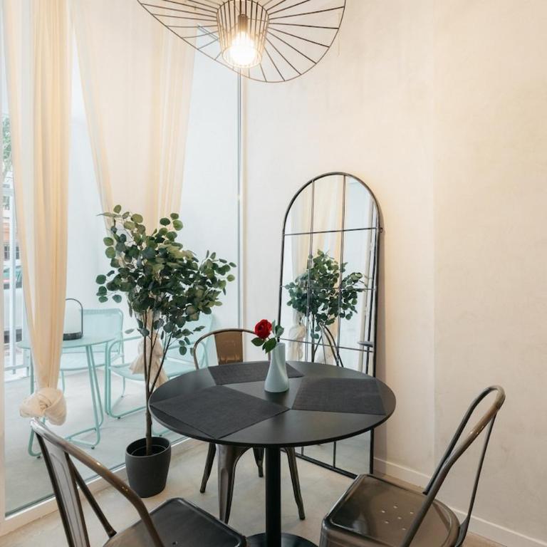 Chic & Cozy Stay in Valencia - Two-Bedroom Apartment - 24