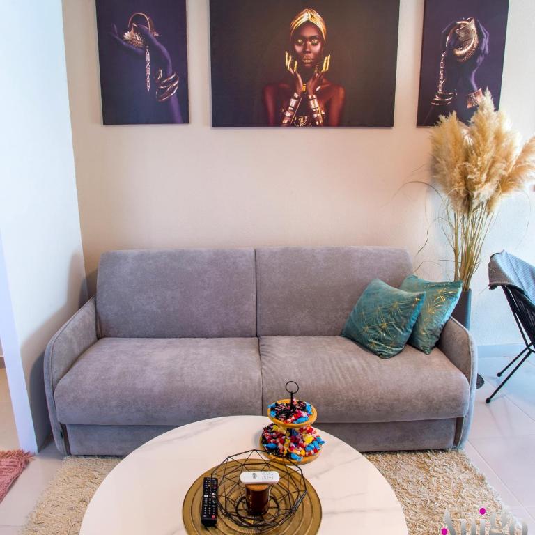 Apartment Luxe Bridge Escape - One-Bedroom Apartment with River View - 17