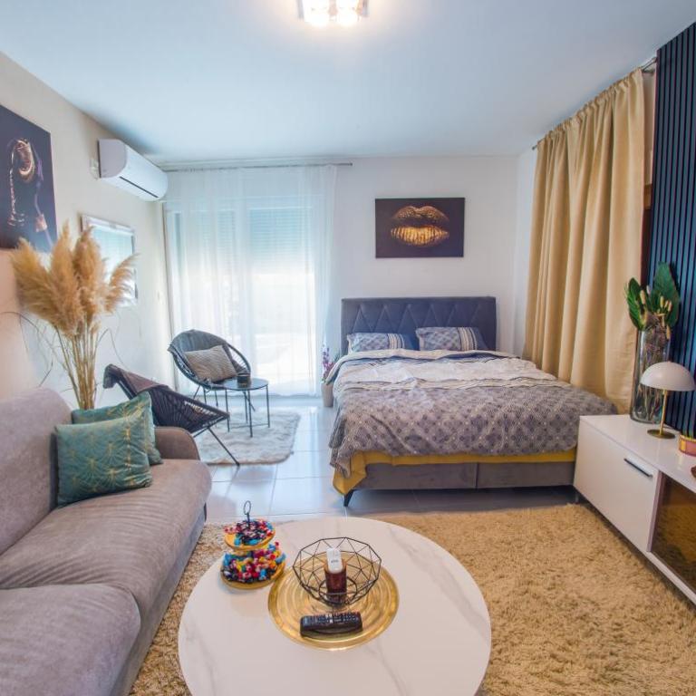 Apartment Luxe Bridge Escape - One-Bedroom Apartment with River View - 16