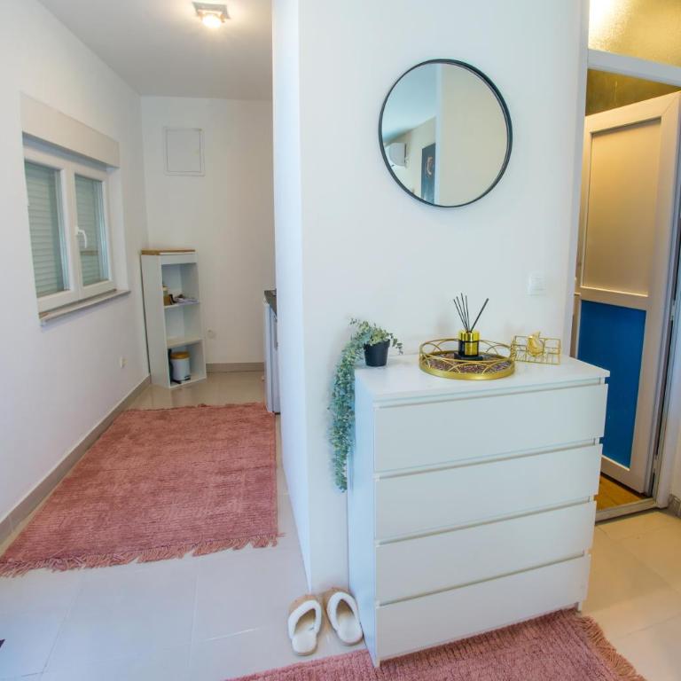 Apartment Luxe Bridge Escape - One-Bedroom Apartment with River View - 18