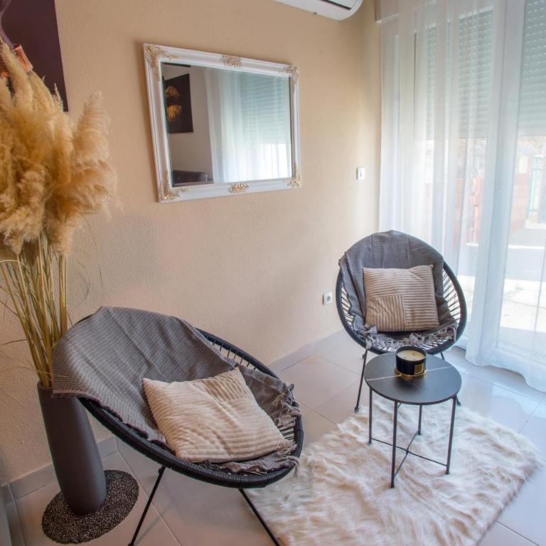 Apartment Luxe Bridge Escape - One-Bedroom Apartment with River View - 9