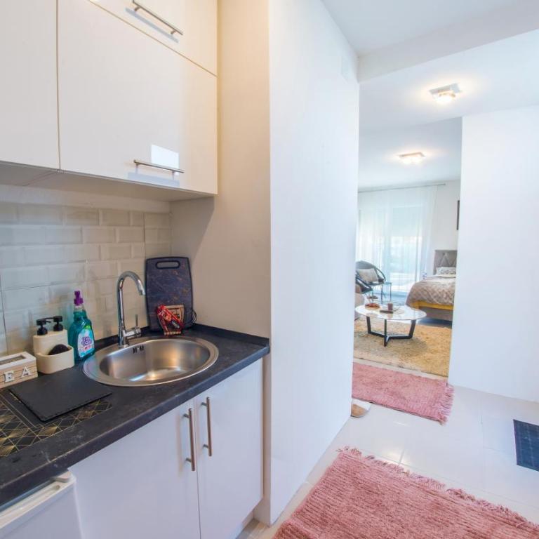 Apartment Luxe Bridge Escape - One-Bedroom Apartment with River View - 5