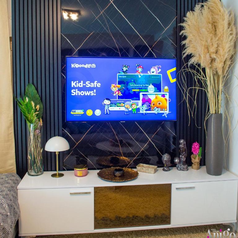 Apartment Luxe Bridge Escape - One-Bedroom Apartment with River View - 19