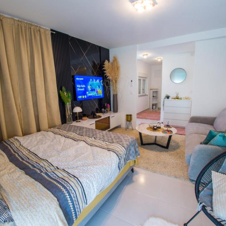 Apartment Luxe Bridge Escape - One-Bedroom Apartment with River View - 1