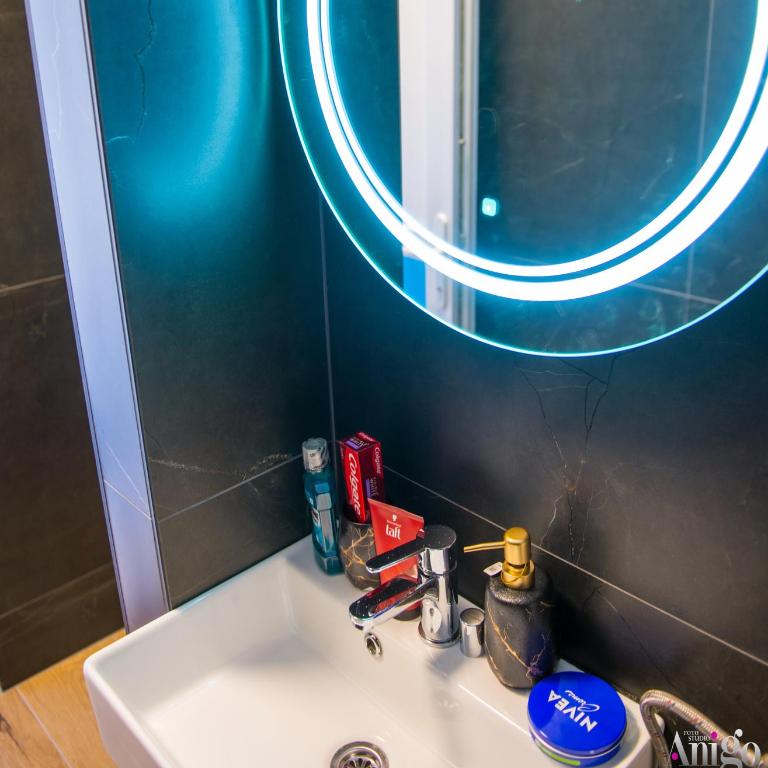 Apartment Luxe Bridge Escape - One-Bedroom Apartment with River View - 26