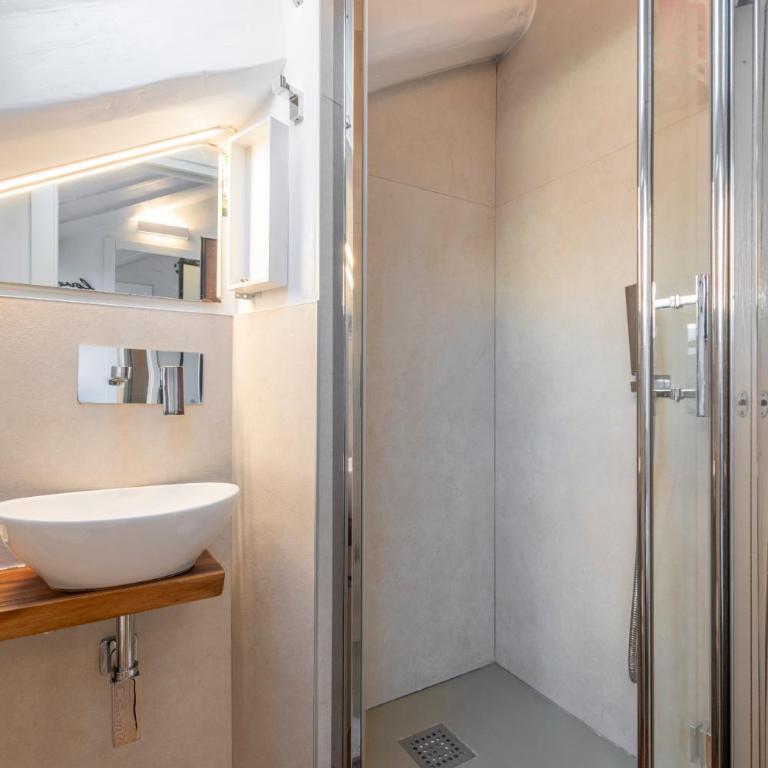 Bright mini studio in the heart of Milan - Camera Matrimoniale Budget con Bagno Privato - 10