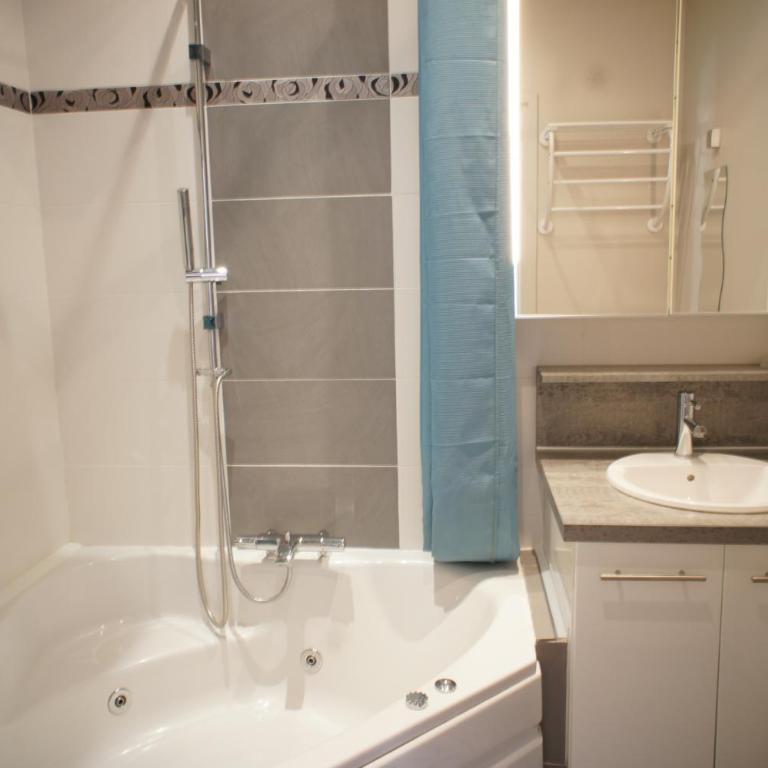 ZePerfectPlace - Vieux Nice Garibaldi 3 chambres - Three-Bedroom Apartment- no lift-3rd floor - 25