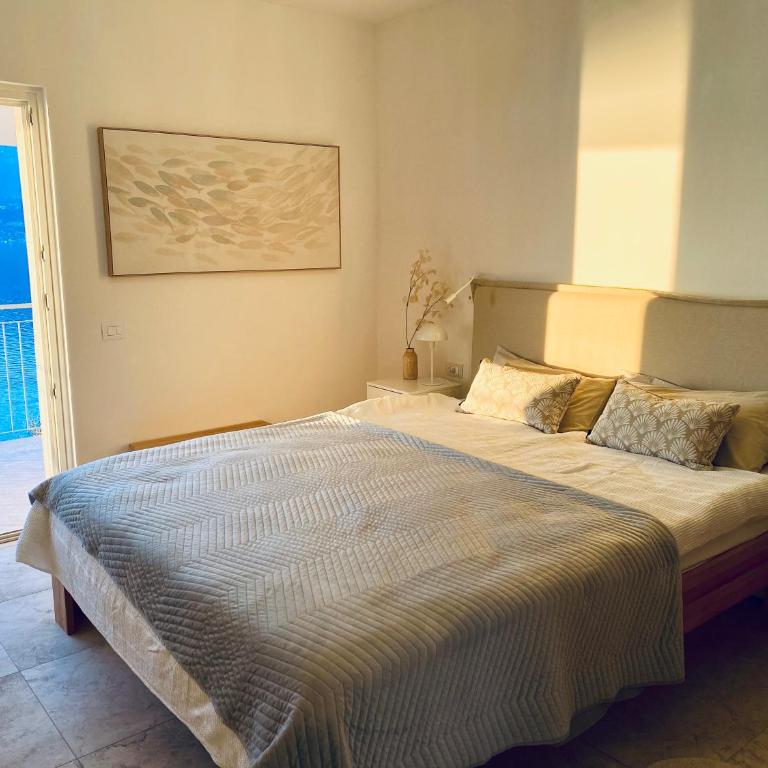 Villa Holzi - Deluxe Two-Bedroom Apartment Top Floor with King Bed, Pool, Balcony and Lake View - 21