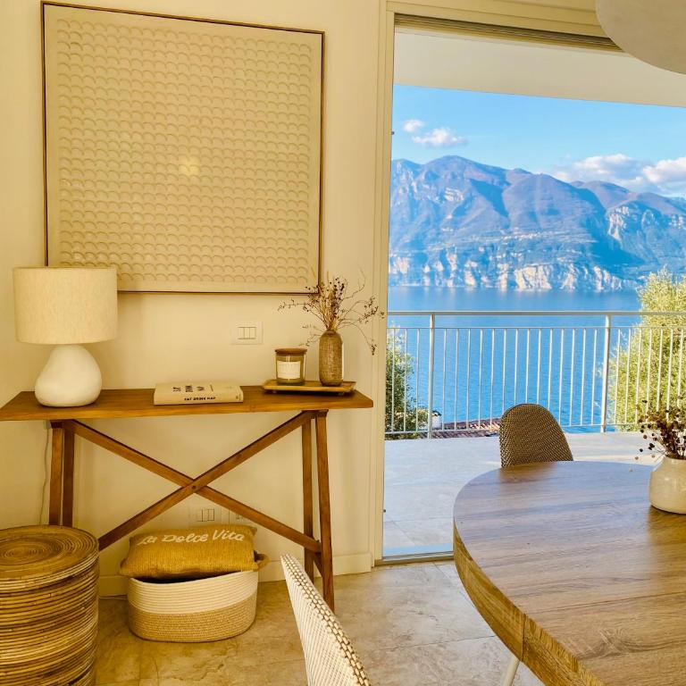 Villa Holzi - Deluxe Two-Bedroom Apartment Ground Floor with King Bed, Pool, Terrace and Lake View - 7