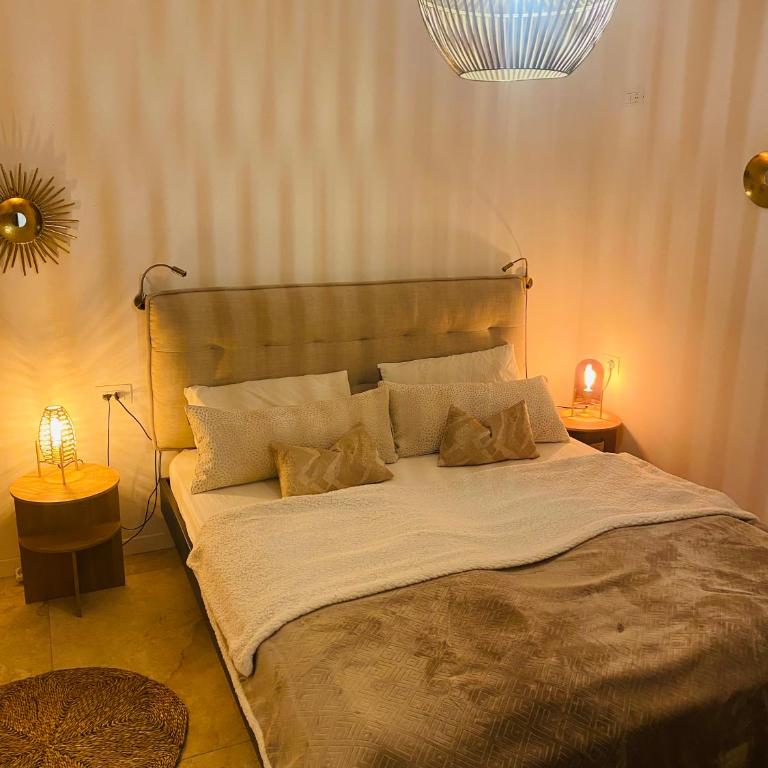 Villa Holzi - Deluxe Two-Bedroom Apartment Ground Floor with King Bed, Pool, Terrace and Lake View - 14