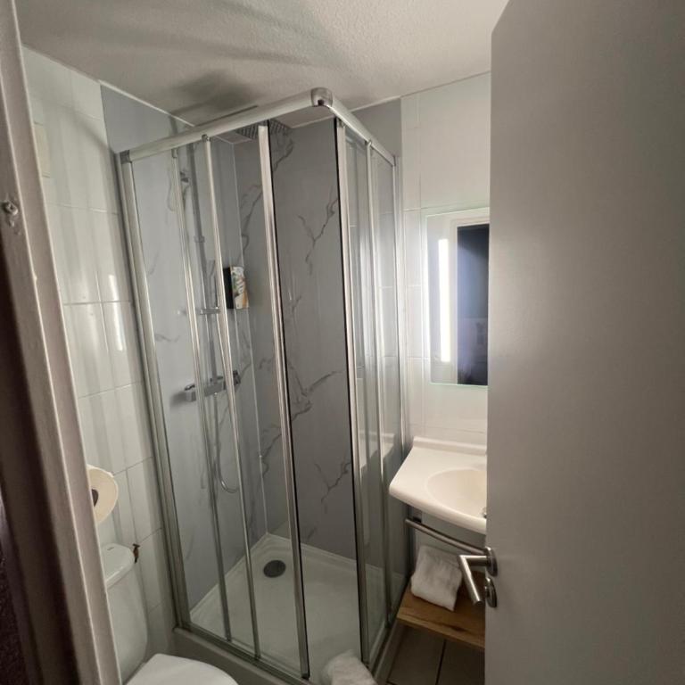 Sure Hotel by Best Western Nimes Est - Family Room with One Double Bed and Two Single Beds - Non-Smoking - 10