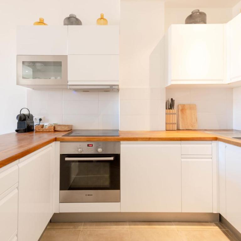 Modern 2-Br Apartment with Balconies 3 Min from Palais des Festivals - Apartment - 4