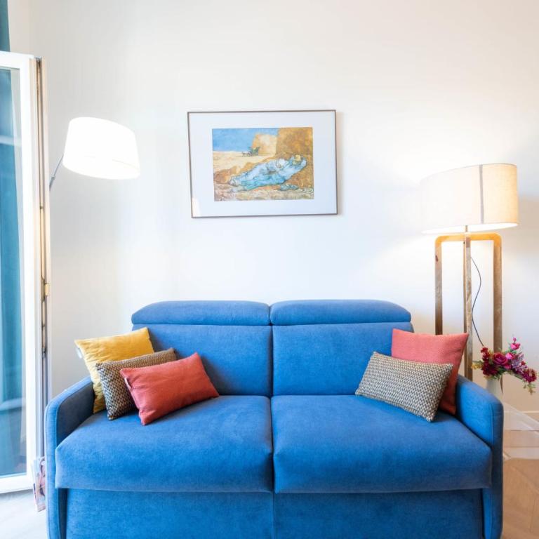Modern 2-Br Apartment with Balconies 3 Min from Palais des Festivals - Apartment - 10
