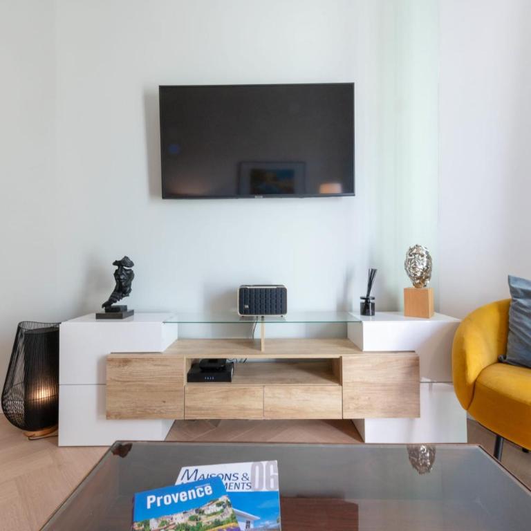 Modern 2-Br Apartment with Balconies 3 Min from Palais des Festivals - Apartment - 12