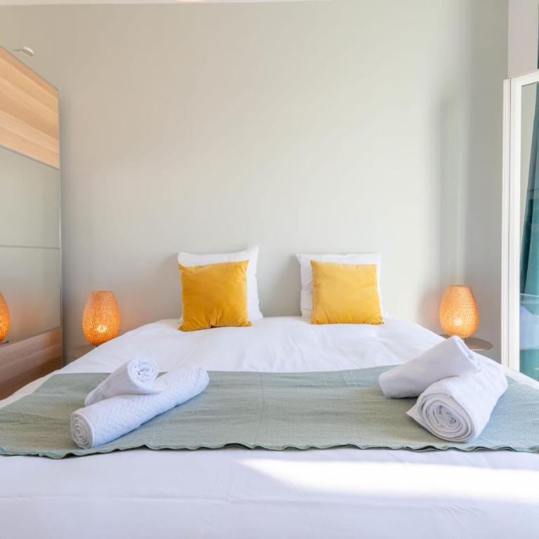 Modern 2-Br Apartment with Balconies 3 Min from Palais des Festivals - Apartment - 21