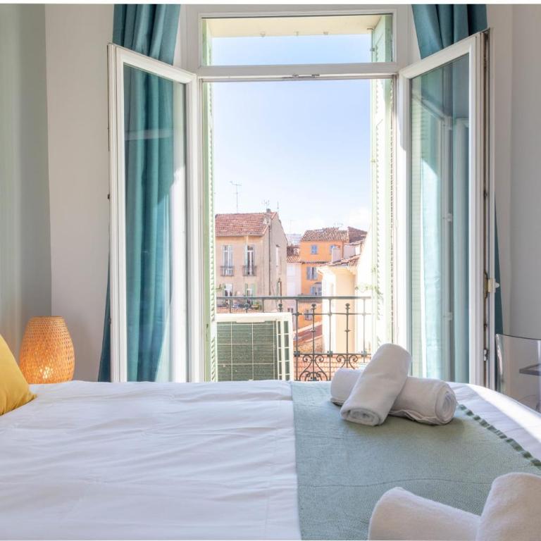 Modern 2-Br Apartment with Balconies 3 Min from Palais des Festivals - Apartment - 23