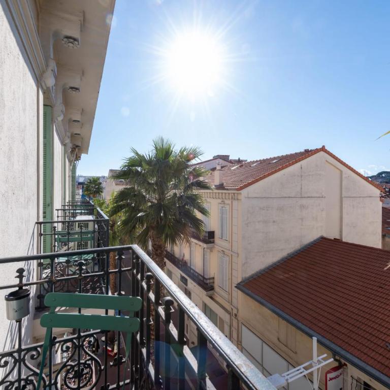 Modern 2-Br Apartment with Balconies 3 Min from Palais des Festivals - Apartment - 24