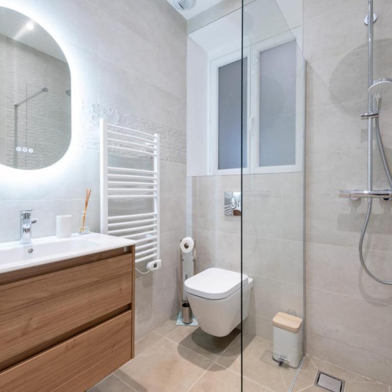 Modern 2-Br Apartment with Balconies 3 Min from Palais des Festivals - Apartment - 26