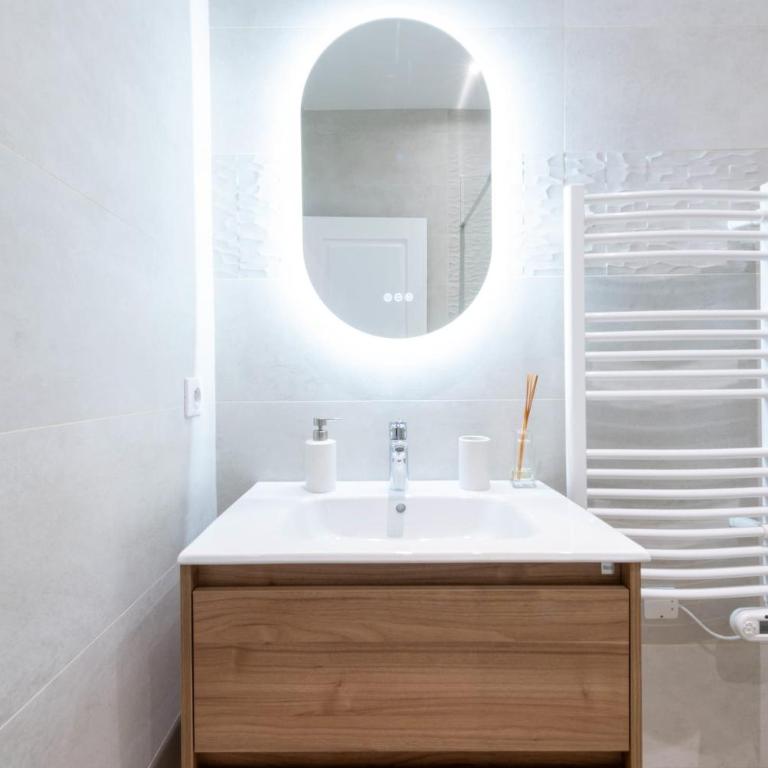 Modern 2-Br Apartment with Balconies 3 Min from Palais des Festivals - Apartment - 27