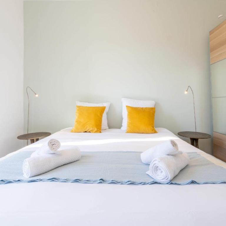 Modern 2-Br Apartment with Balconies 3 Min from Palais des Festivals - Apartment - 34
