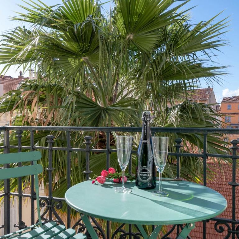 Modern 2-Br Apartment with Balconies 3 Min from Palais des Festivals - Apartment - 33