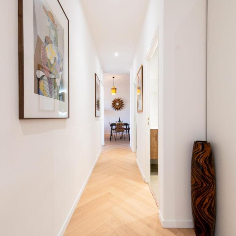 Modern 2-Br Apartment with Balconies 3 Min from Palais des Festivals - Apartment - 35