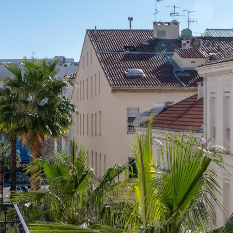 Modern 2-Br Apartment with Balconies 3 Min from Palais des Festivals - Apartment - 41