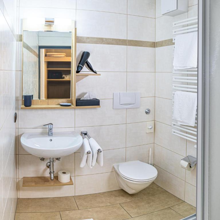 Hotel Hanauerlehen - ruhige & zentrale Top-Lage - mit Schwimmbad, Sauna, Parkplätze & Café - bayerischer Familienbetrieb - Einzelzimmer mit Balkon - 4
