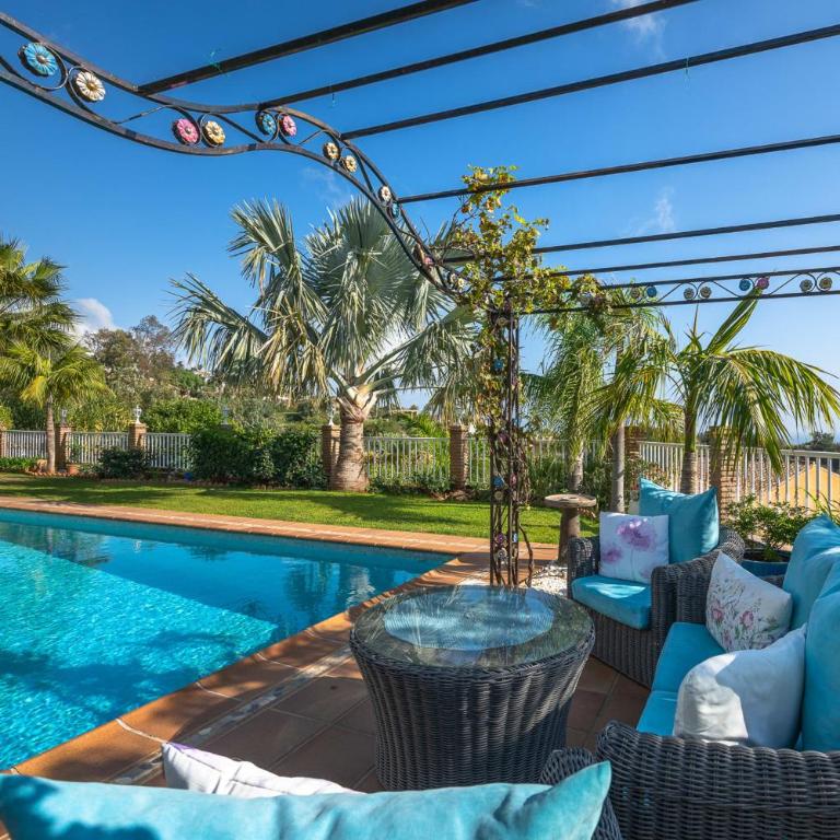 Your Private Paradise Luxurious Villa for Unforgettable Stays - Villa - 4
