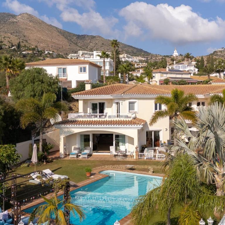 Your Private Paradise Luxurious Villa for Unforgettable Stays - Villa - 1