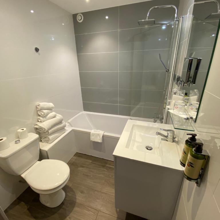 Best Western Plus Hôtel la Rade - Suite Junior Lit Queen-Size avec Balcon - 6