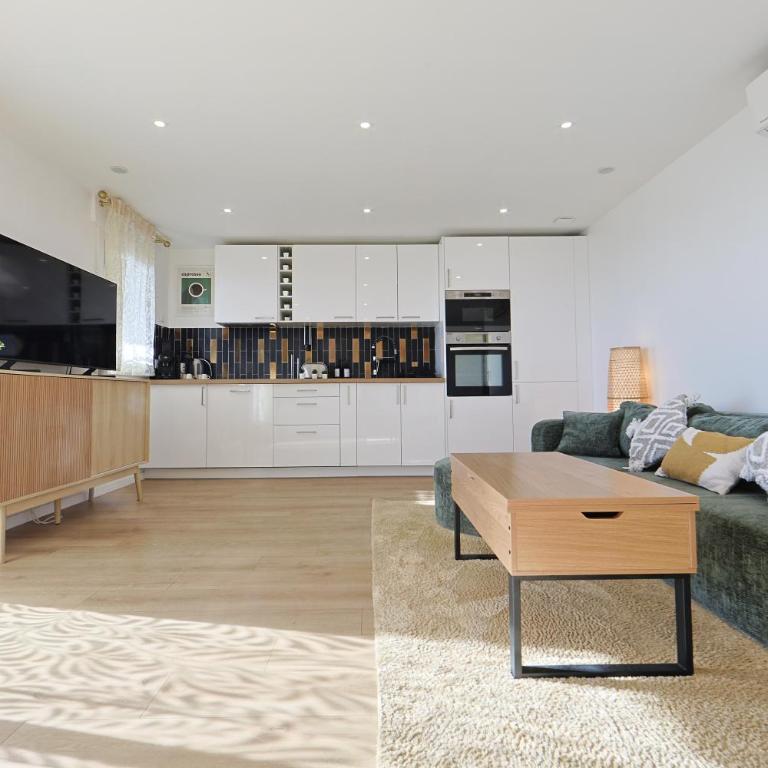 Vue mer sublime, terrasse ensoleillée et parking - Appartement 2 Chambres - 12