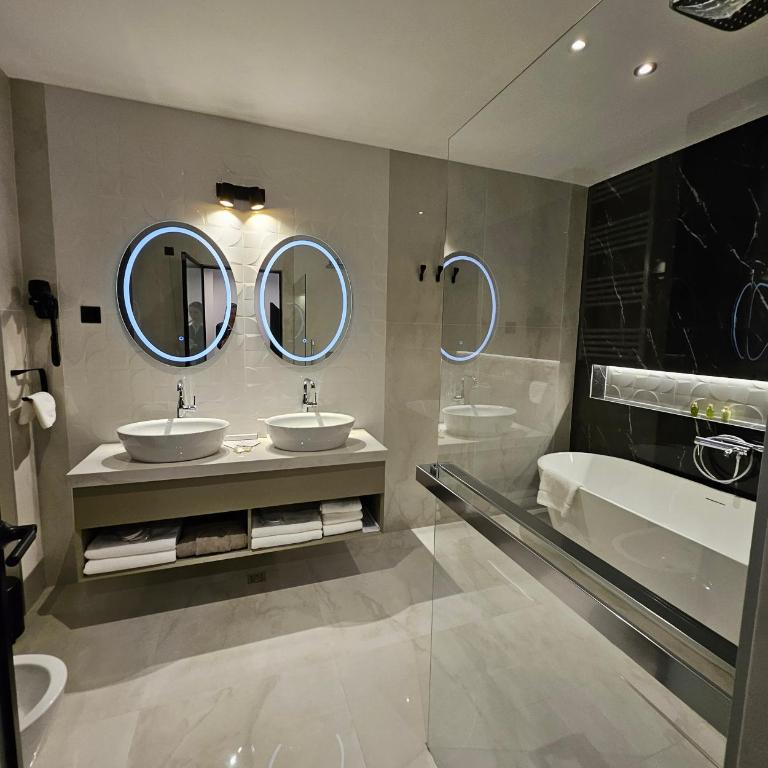 New Belgrade Premium Hotel - Suite with Balcony - 1