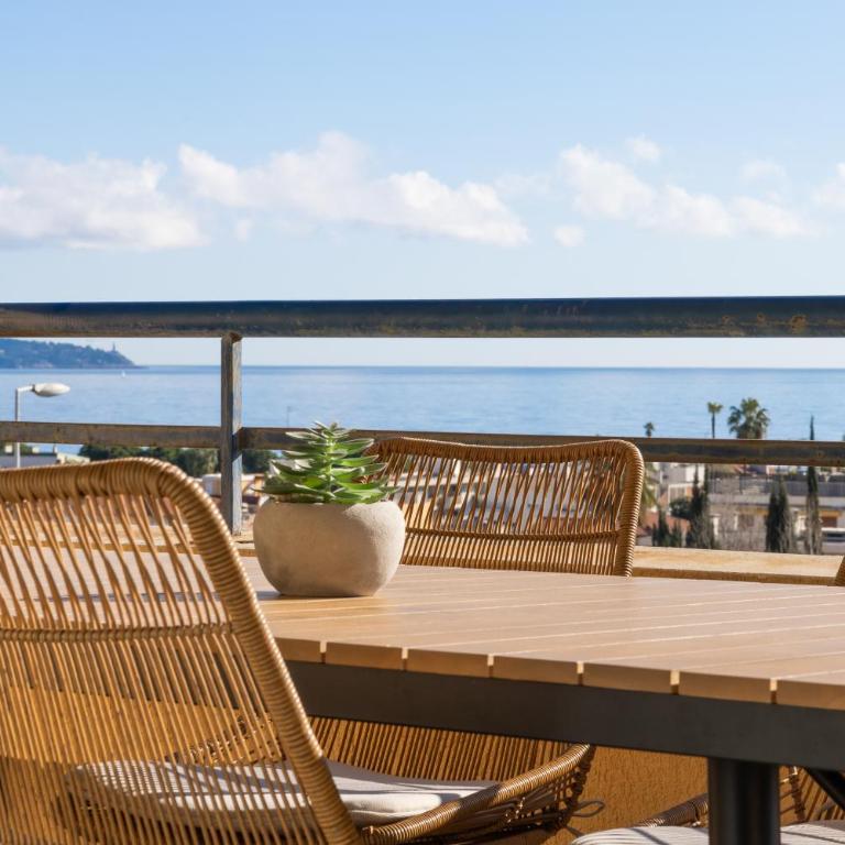 Vue mer sublime, terrasse ensoleillée et parking - Appartement 2 Chambres - 13