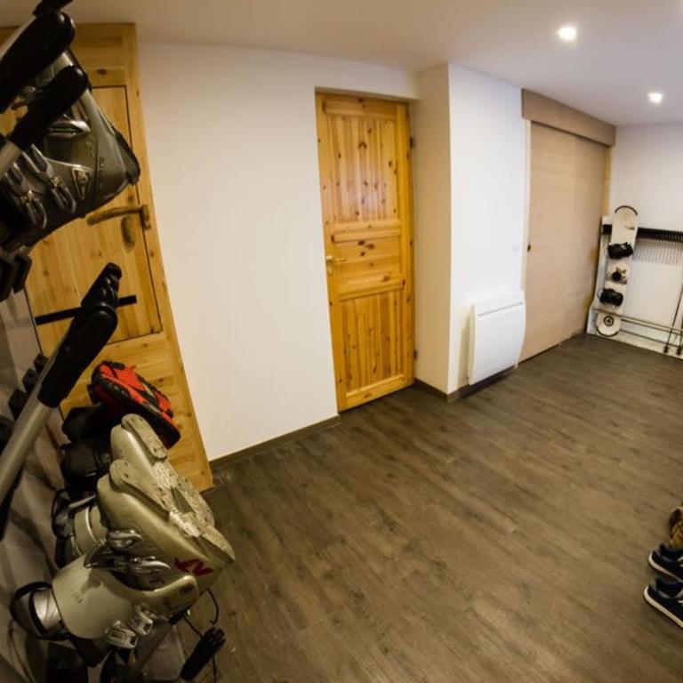 Chalet rustique près des pistes avec WiFi, 7 chambres pour 14 personnes - Chalet mit 3 Schlafzimmern - 7
