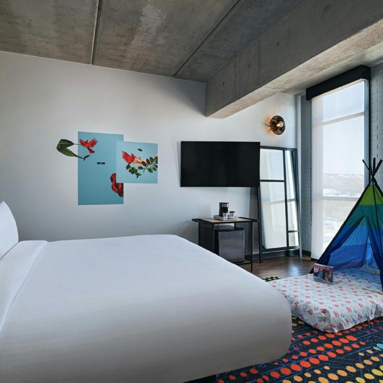 Aloft by Marriott Guadalajara Sur - Habitación Esquinera Acogedora con 1 cama extragrande - 4