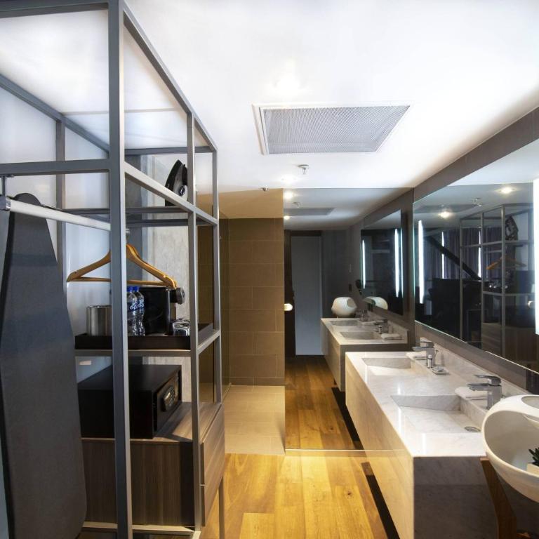 AC Hotel by Marriott Guadalajara Mexico - Suite de 2 niveles con cama extragrande - 4