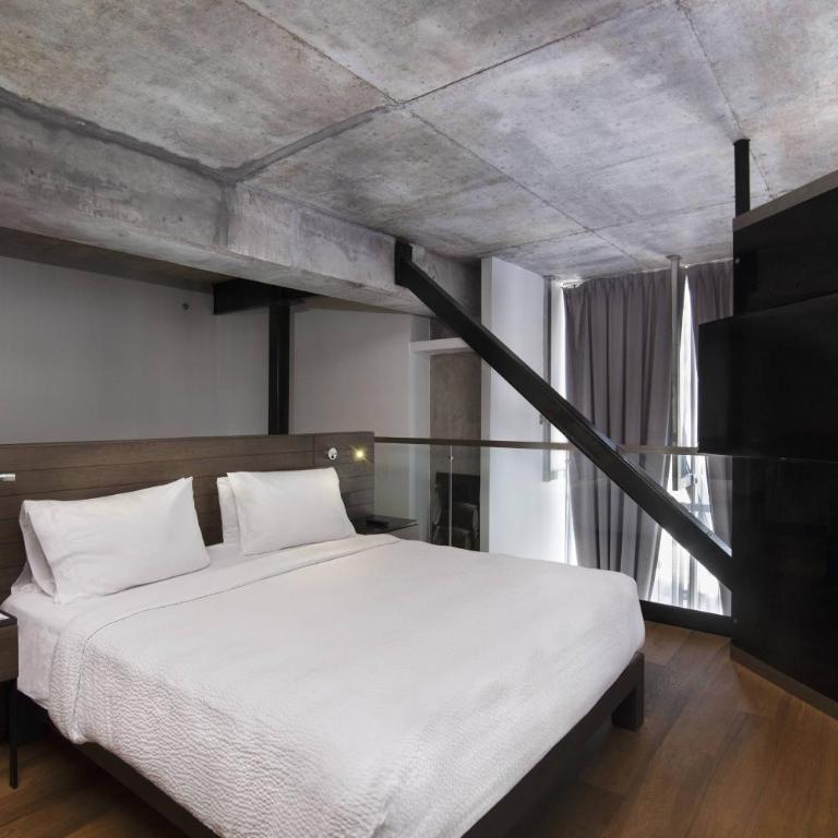 AC Hotel by Marriott Guadalajara Mexico - Suite de 2 niveles con cama extragrande - 3