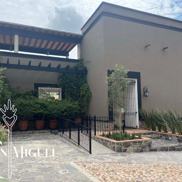 Elegant 3BR Condo 5 Star Amenities near Centro - Apartamento de 3 dormitorios con balcón - 87