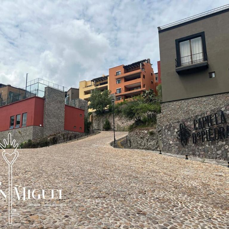 Elegant 3BR Condo 5 Star Amenities near Centro - Apartamento de 3 dormitorios con balcón - 90