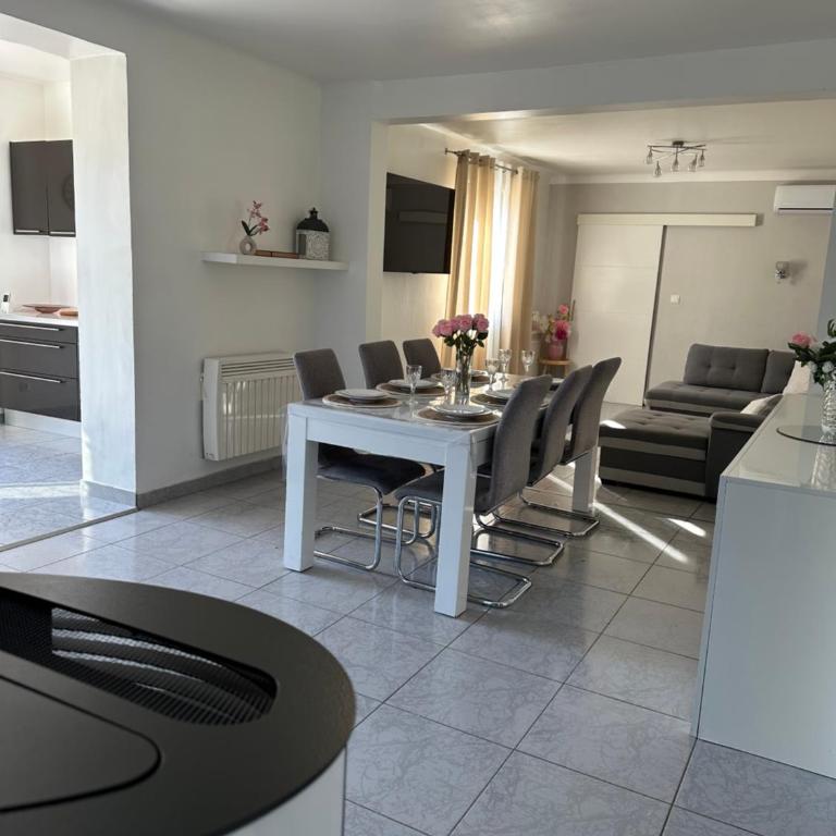 Villa climatisé avec piscine - Maison 3 Chambres - 39
