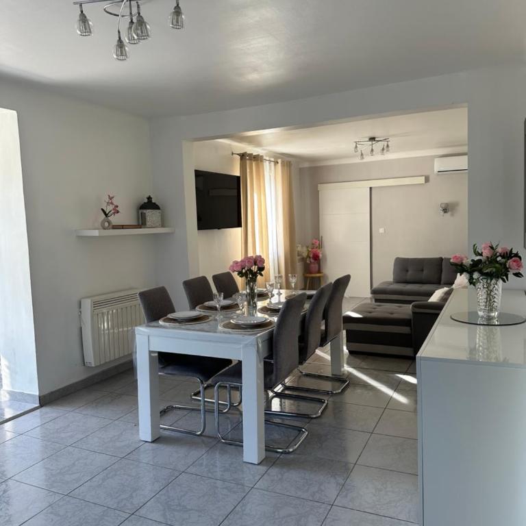 Villa climatisé avec piscine - Maison 3 Chambres - 38
