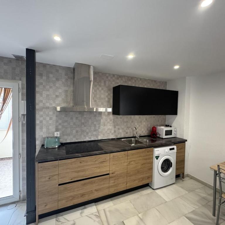 Spacious Top-Floor Apartment - Two-Bedroom Apartment - 1