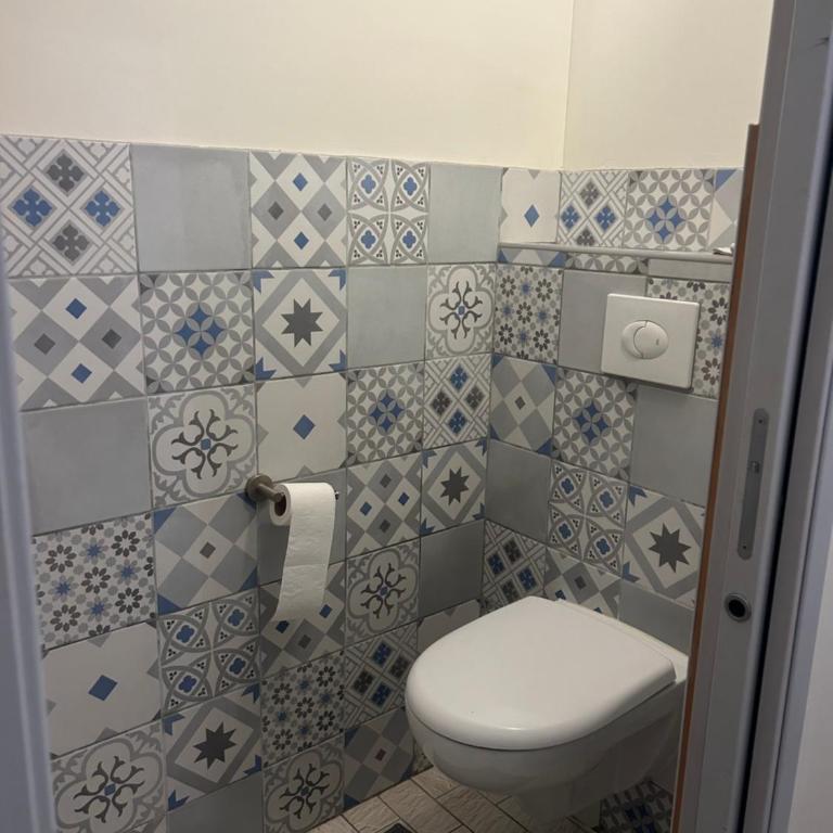 Aulouison Maison spacieuse et paisible de 200 m2, à proximité du Parlement européen - Maison de Vacances - 14